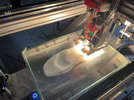 Druckprozess einer Fußbettung aus Silikon mit thermisch aushärtendem Silikon